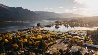 Modern Gorge Retreat Steps from River & Hiking - 8