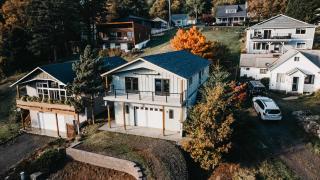 Modern Gorge Retreat Steps from River & Hiking - 7