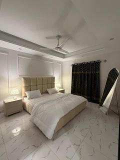 Elite Corners Luxury 2BR Apartment The Gate Mall Faisal Town - 1