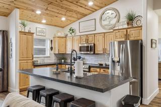Cozy 3BR Retreat Forest Views Grill Sleeps 6 - 9