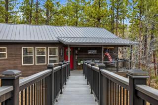 Cozy 3BR Retreat Forest Views Grill Sleeps 6 - 5