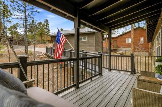 Cozy 3BR Retreat Forest Views Grill Sleeps 6 - 4