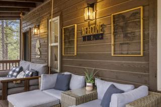 Cozy 3BR Retreat Forest Views Grill Sleeps 6 - 1