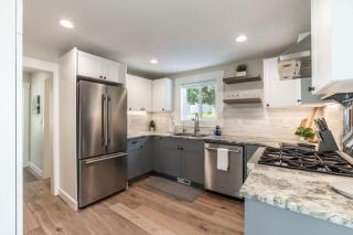 Flying Colors Cottage Walk to Downtown - 9