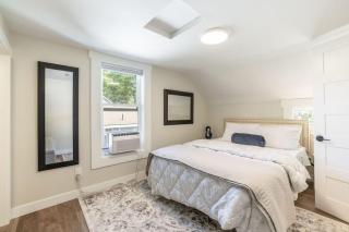 Flying Colors Cottage Walk to Downtown - 4