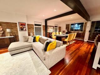 Stylish Fitzroy Warehouse Apmnt with Balcony & BBQ - 4