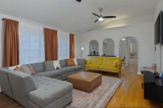 Downtown Gem with Jacuzzi, Basketball and Games - 9