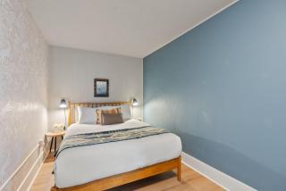 Stylish Downtown Cottage, Walk Everywhere - 2