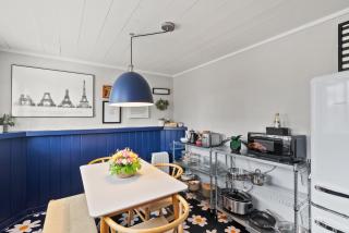 Stylish Downtown Cottage, Walk Everywhere - 8