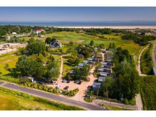 Chalet in Vrouwenpolder near Banjaard Beach - 3