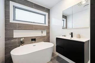 Villa1 New Modern Walk to shops 10min Airport CBD - 6