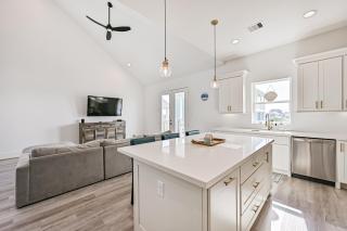 Walk 2 Beach & Huge Pool! Pets Allowed! Salty Sea Dawg - 2