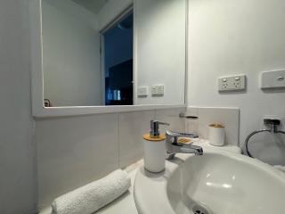 City-Centre 2BR Cosy Hideaway - Free Wi-fi - 4