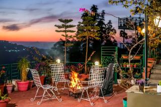 Berlin House Pet-friendly 4-BHK Hillside Getaway Amid Pine Forests with Valley & Sunset Views Near Kasauli - 9
