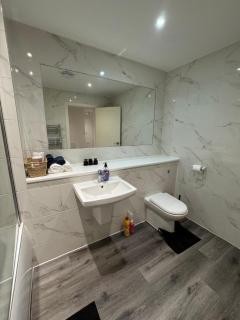 Modern Hounslow 2 Bed Apartment Near Heathrow - 8