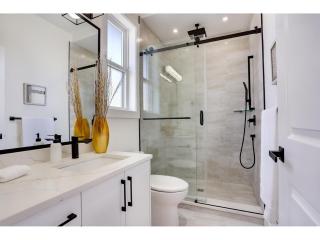 BRAND NEW LUXURY 4 Beds 4 baths Home Langley Perfect for Families and Groups - 1
