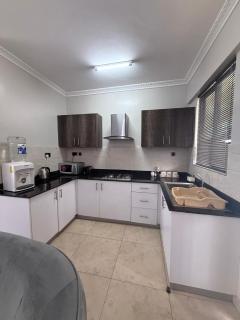 Modern Airport Studio-5min to JKIA&SGR,Fast Wifi - 5