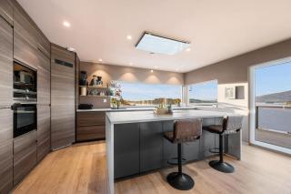 Luxury Seafront Villa with Panoramic Views - 1