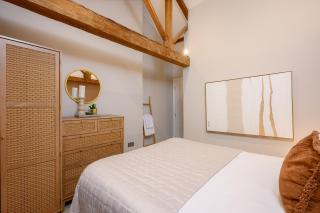 Character filled Courtyard Escape - 6