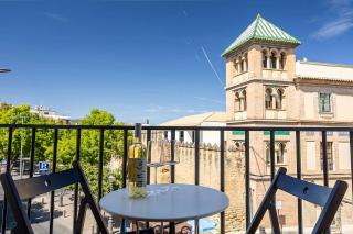 Private Balcony Walk to Mezquita Alcázar - 9
