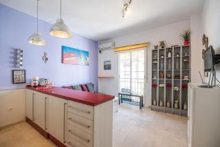 Charming Malaga Stay: Walk to Top Sights - 1