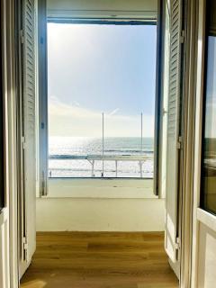 Villa Pacis rénovée - Face mer La Baule hyper centre -15 pers - 5 suites avec SDB -Terrasse & BBQ sous les pins - 5