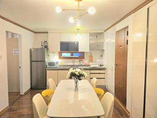 Dalpumga ##Up to 6 people # Subway 3 min # Airport bus 2 min # D0ngdaemun 12 min # Myeongd0ng 17 min # Seoul Station 20 min # Gyeongbokgung Palace, Bukchon Hanok Village, 25 min # Seongsu, Hongdae 35 min # Itaewon 30 min # Gangnam 40 min - 9