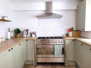 Fabulous Apartment by Montpellier Gardens & Ivy - 9