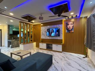 Zythum Jacuzzi Roof Top Movie Room by Homeyhuts - 3