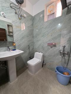 Zythum Jacuzzi Roof Top Movie Room by Homeyhuts - 2