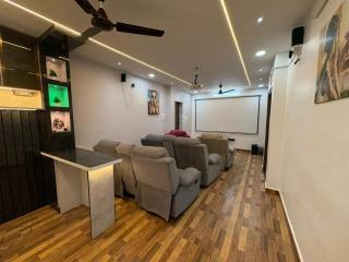 Zythum Jacuzzi Roof Top Movie Room by Homeyhuts - 1