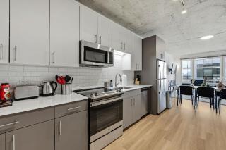 Envitae Hotel 4BR Modern Sleek Apartment - 6