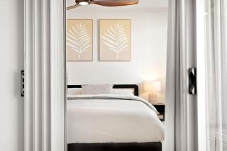 Spring Hill 2BR, 2BA Retreat Sleeps 6 - Walk to Brisbane CBD with Pool, Free Parking, Balcony, Views, Fast Wi-Fi & Gym - 2