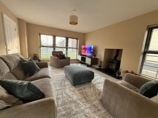 Modern Entire Home steps from the Train Station - 4