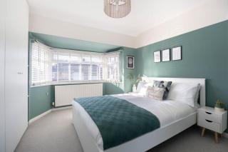 Charming 3 Bed Home in Churchdown with Hot Tub - 7