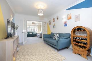 Charming 3 Bed Home in Churchdown with Hot Tub - 1