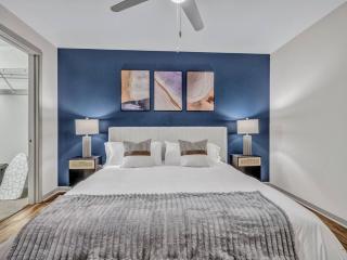 Luxury Apt King Bed+Indoor Parking+ Pool+Gym+2TV's - 4