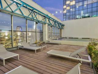 Luxury Apt King Bed+Indoor Parking+ Pool+Gym+2TV's - 7