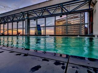 Luxury Apt King Bed+Indoor Parking+ Pool+Gym+2TV's - 3