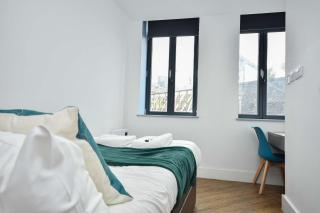 Convenient Central Manchester 2BED Flat w Security - 9