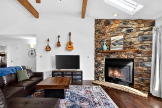 One-level w FirePit 2 Living Areas & Resort Amens - 2