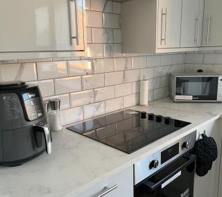 Business & Family Friendly 6 Bed Stay - Free Parking - Fast Wi-Fi - London & Essex Links - 4