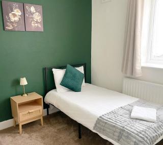 Business & Family Friendly 6 Bed Stay - Free Parking - Fast Wi-Fi - London & Essex Links - 1