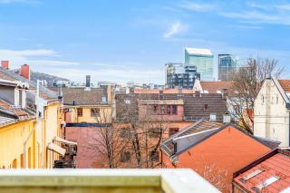 Central Top-Floor With Balcony 5 PAX - 1