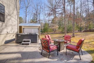 Lake Anna Retreat with Private Beach, Hot Tub Access - 9