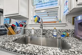 King Bed Private BBQ Grill Bunk Room Tropical Vibes - 1