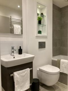 Richmond High Street Retreat – Station Steps Away - 5