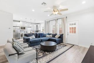 O18B Spacious 3BR Home Sleeps 10 With 2 Living Areas - 9