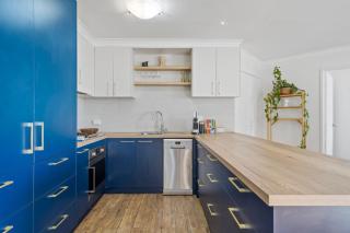 Modern 2BR Retreat with Gym, Pool and Balcony - 5