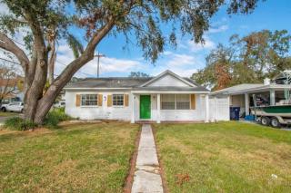 Beach Fenced Yard Games Parking - 7